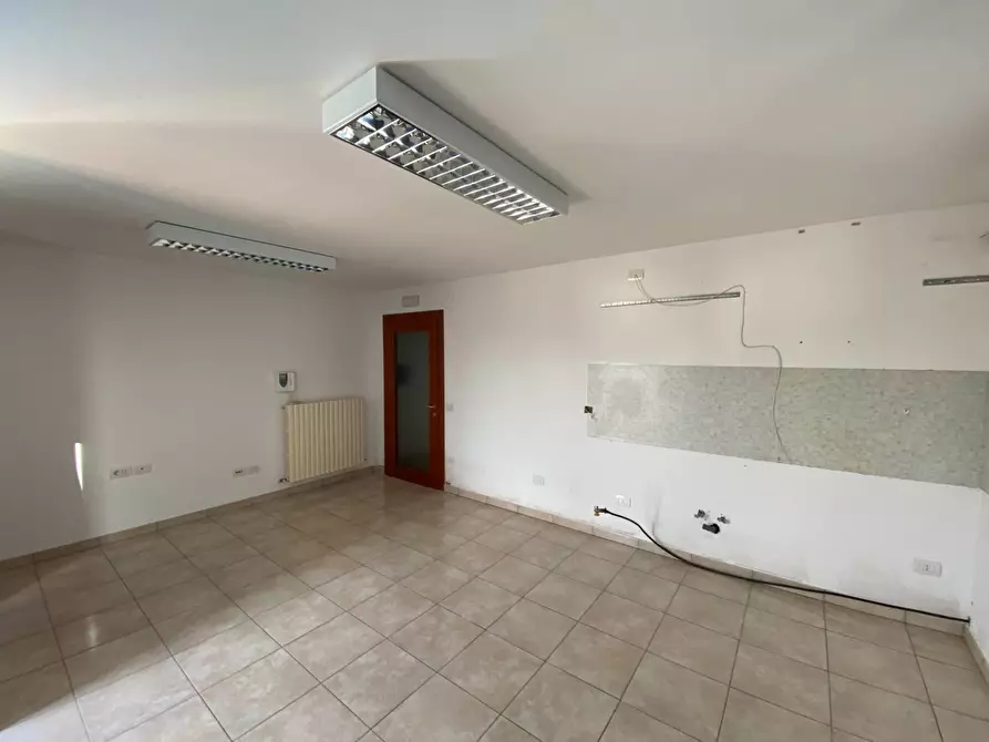 Immagine 8 di Locale commerciale in vendita  a Porto San Giorgio