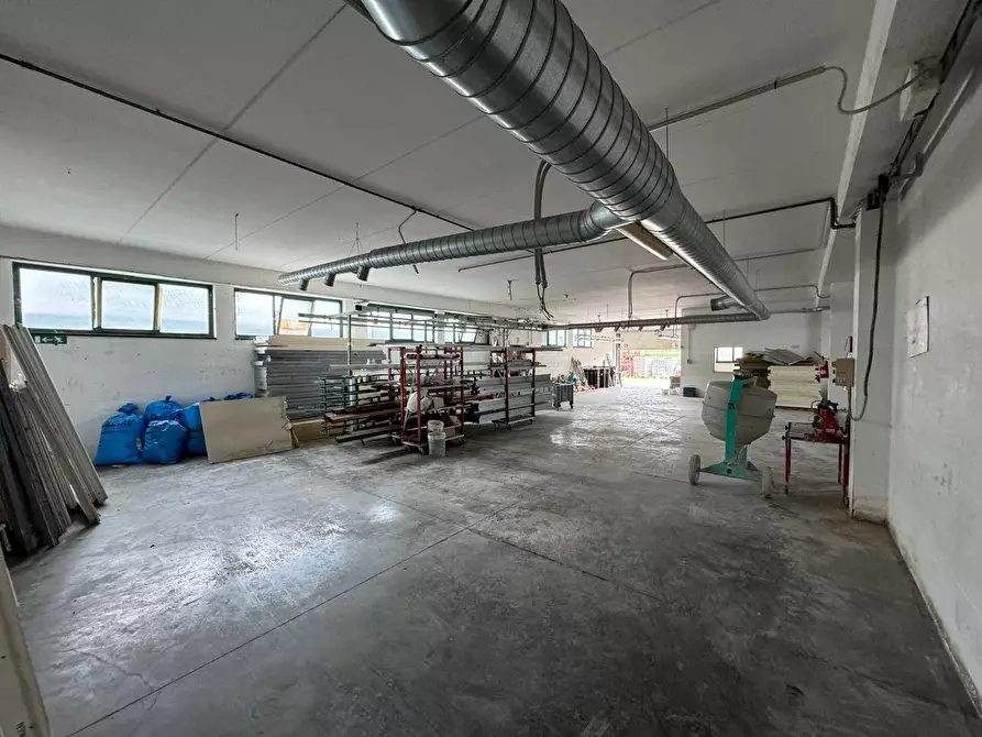 Immagine 1 di Capannone industriale in vendita  snc a Fermo