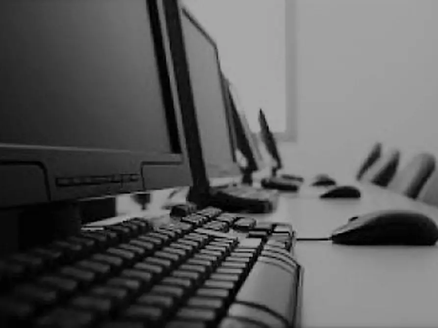 Immagine 9 di Locale commerciale in vendita  in Via Respighi snc a Fermo