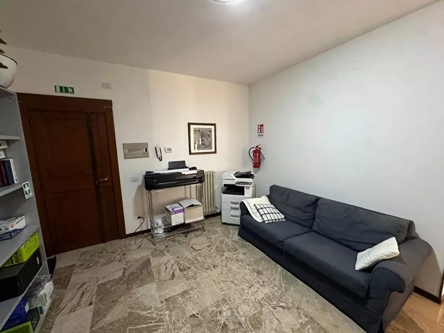 Immagine 3 di Locale commerciale in vendita  in Via Respighi snc a Fermo