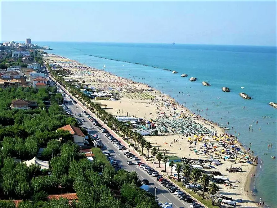 Immagine 3 di Locale commerciale in affitto  snc a Porto San Giorgio