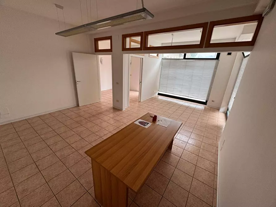 Immagine 1 di Locale commerciale in affitto  a Fermo