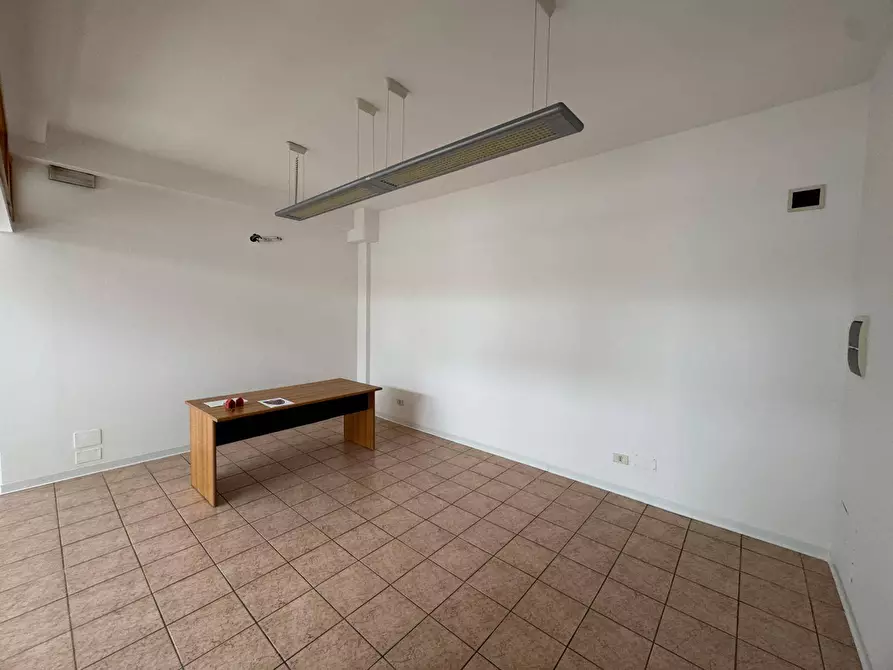 Immagine 3 di Locale commerciale in affitto  a Fermo