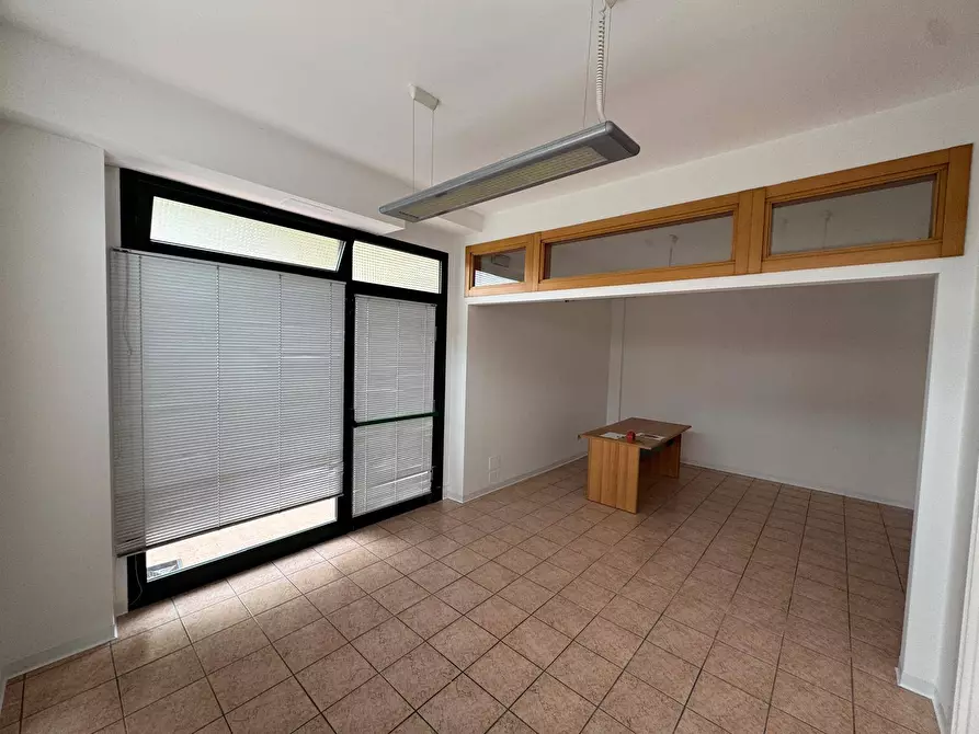 Immagine 4 di Locale commerciale in affitto  a Fermo