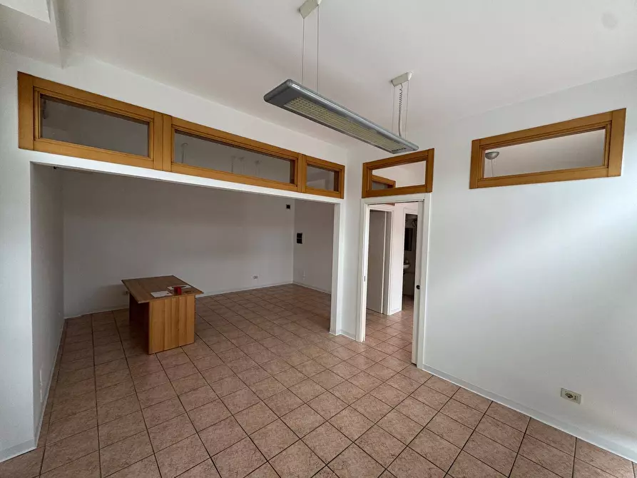 Immagine 5 di Locale commerciale in affitto  a Fermo