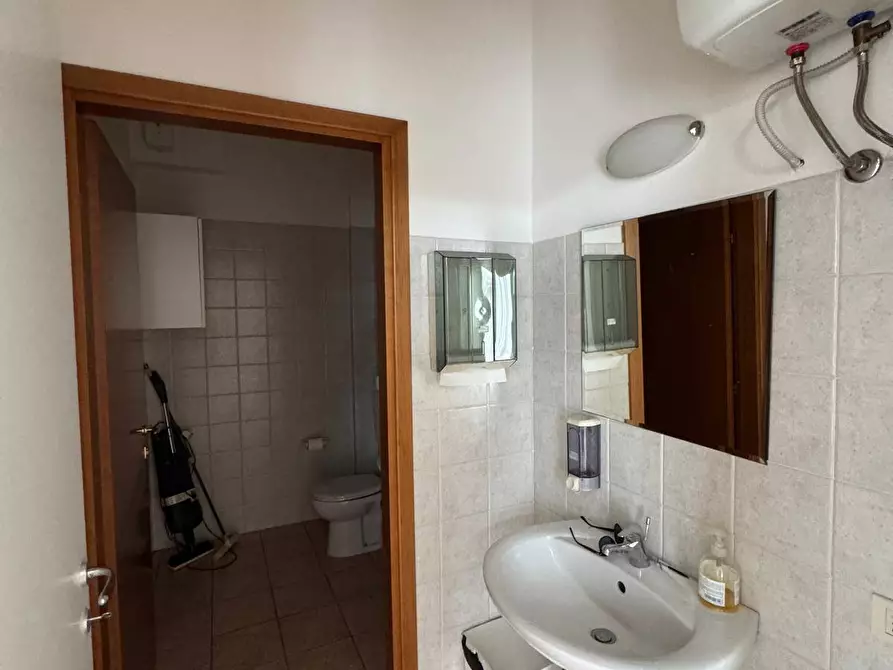 Immagine 9 di Locale commerciale in affitto  a Fermo