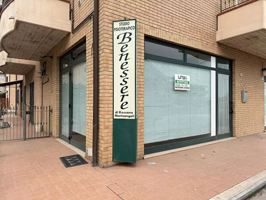 Immagine 10 di Locale commerciale in affitto  a Fermo