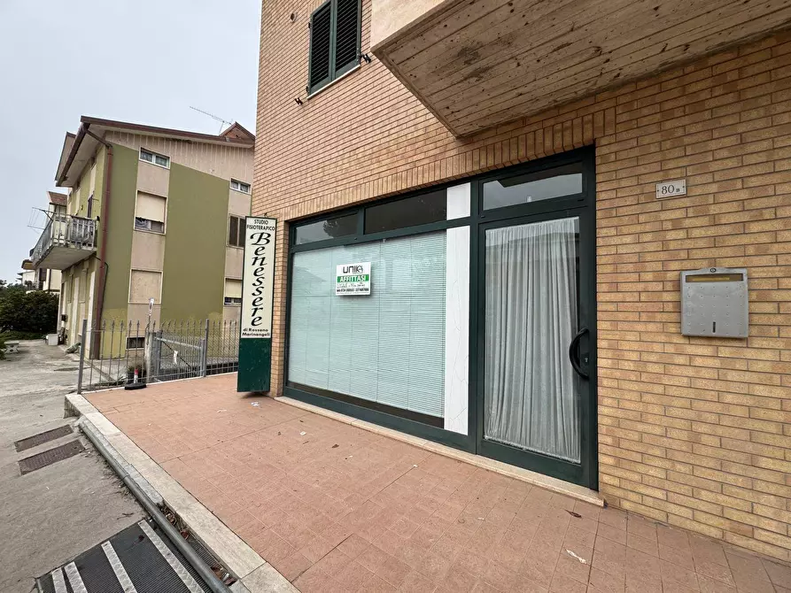 Immagine 11 di Locale commerciale in affitto  a Fermo