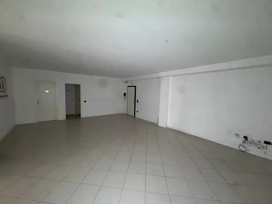 Immagine 5 di Locale commerciale in vendita  snc a Porto San Giorgio