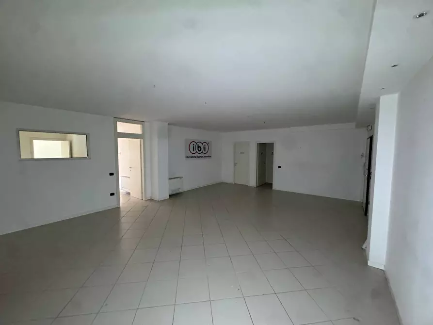 Immagine 7 di Locale commerciale in vendita  snc a Porto San Giorgio