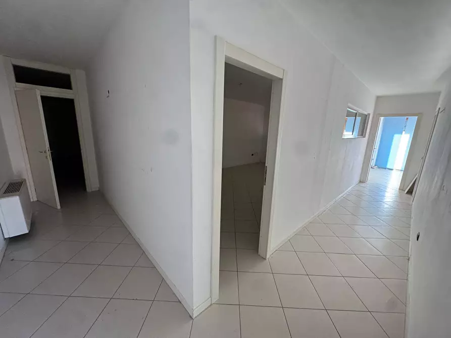 Immagine 3 di Locale commerciale in vendita  snc a Porto San Giorgio