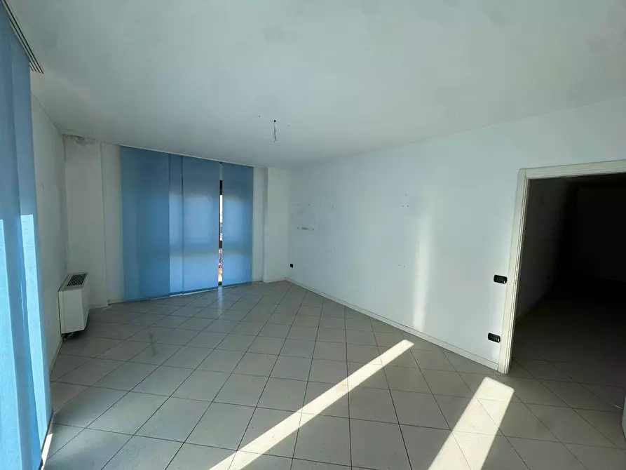 Immagine 2 di Locale commerciale in vendita  snc a Porto San Giorgio