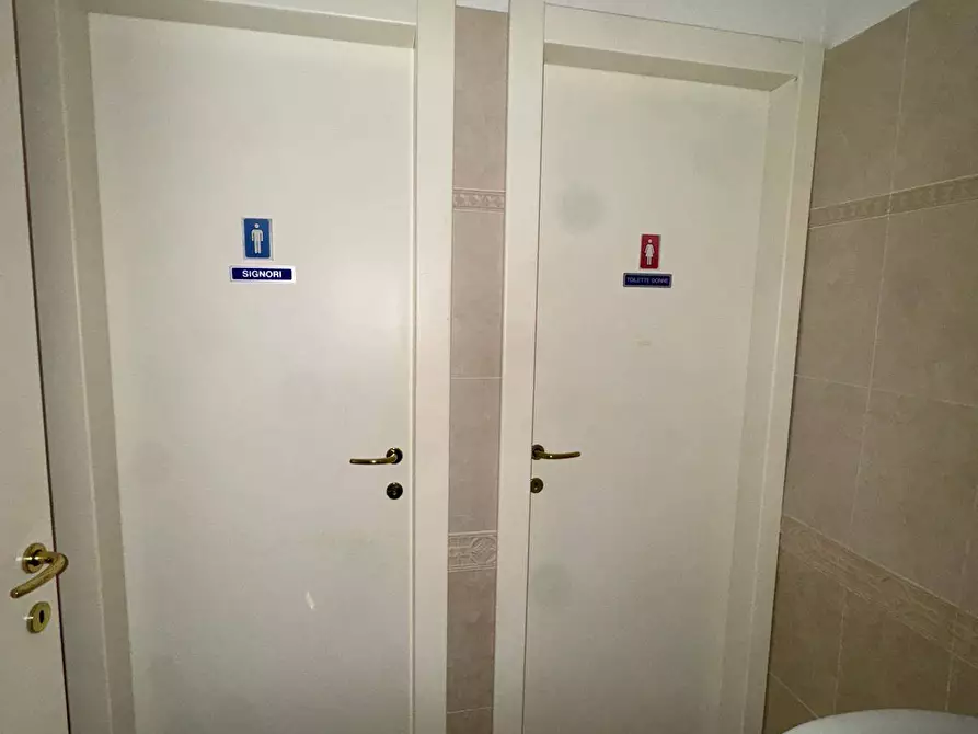 Immagine 10 di Locale commerciale in vendita  snc a Porto San Giorgio