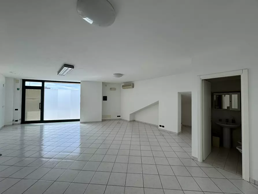 Immagine 2 di Locale commerciale in affitto  snc a Fermo