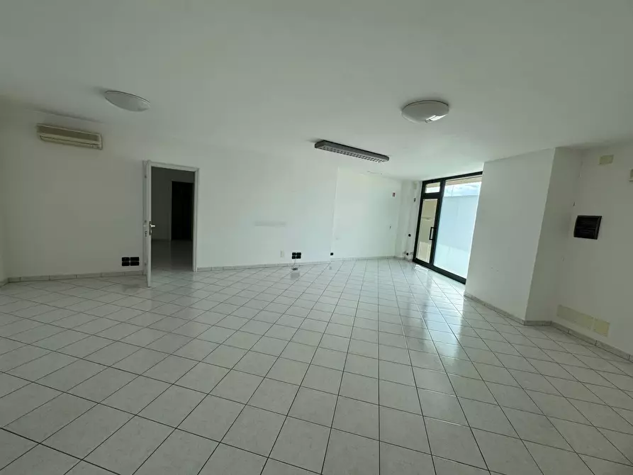 Immagine 1 di Locale commerciale in affitto  snc a Fermo