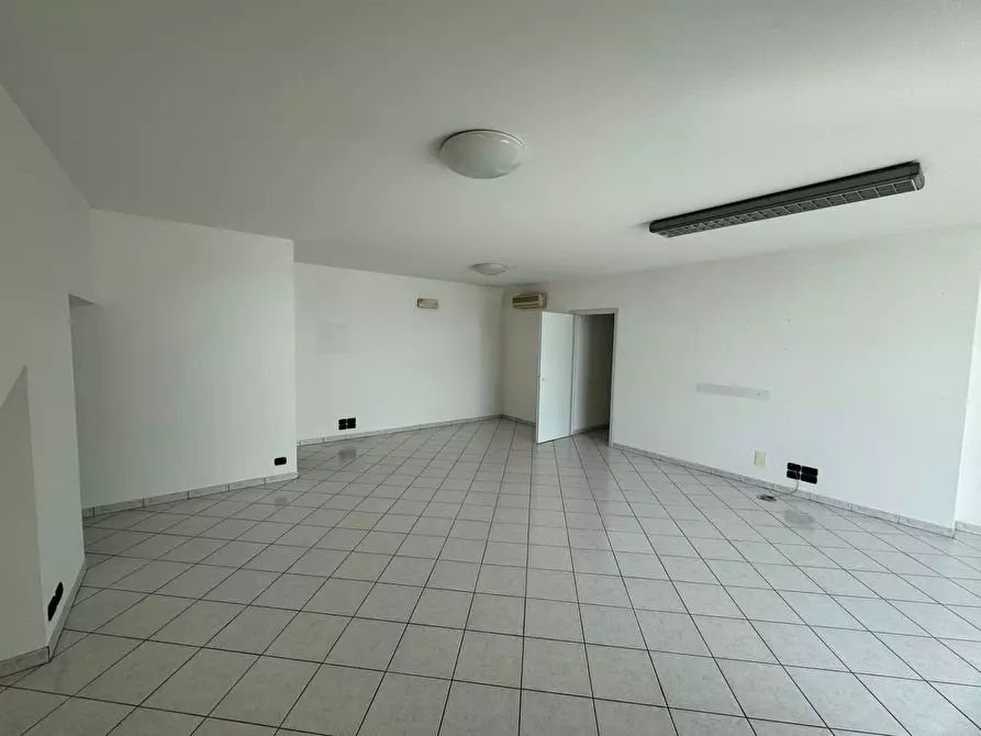 Immagine 3 di Locale commerciale in affitto  snc a Fermo