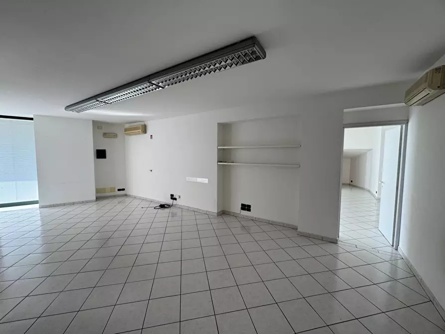 Immagine 4 di Locale commerciale in affitto  snc a Fermo