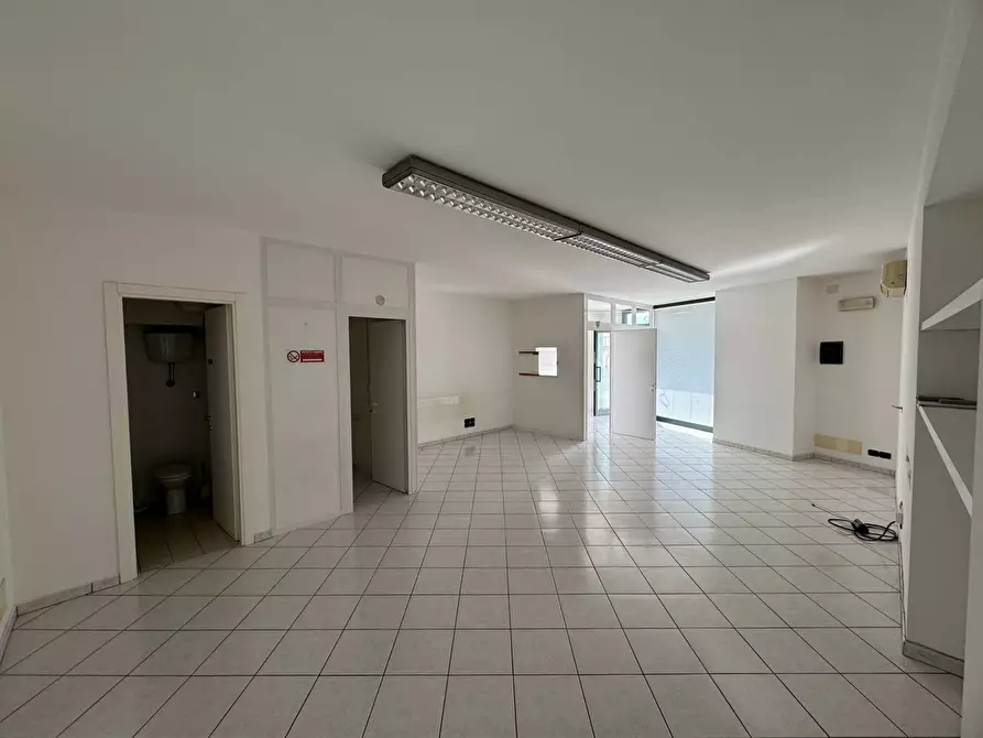Immagine 5 di Locale commerciale in affitto  snc a Fermo