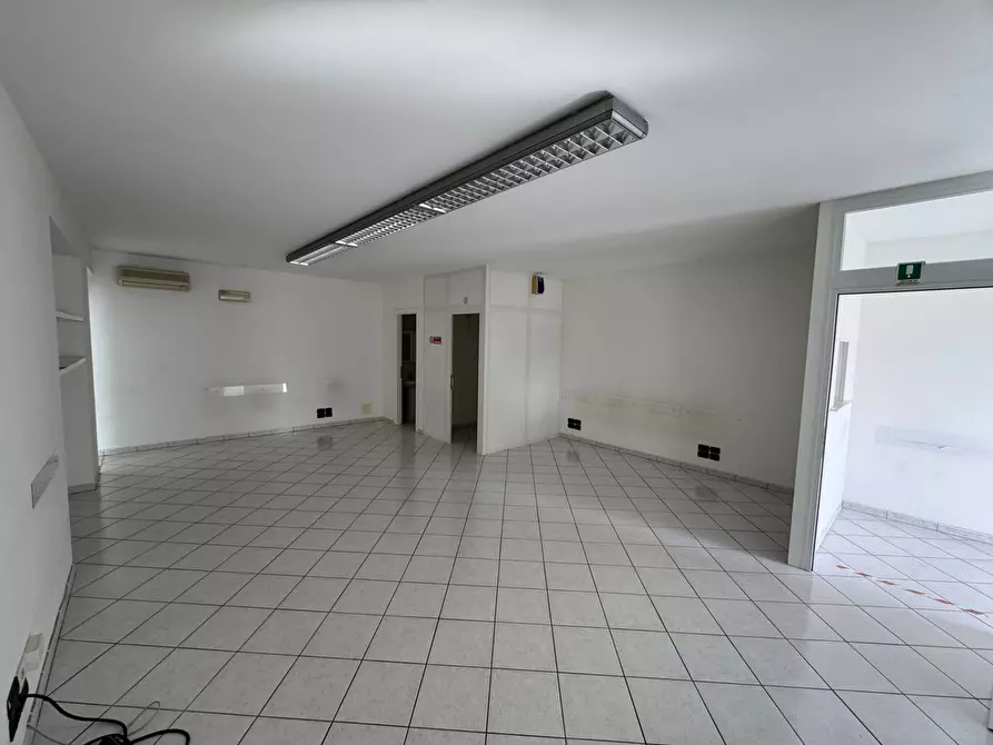 Immagine 6 di Locale commerciale in affitto  snc a Fermo