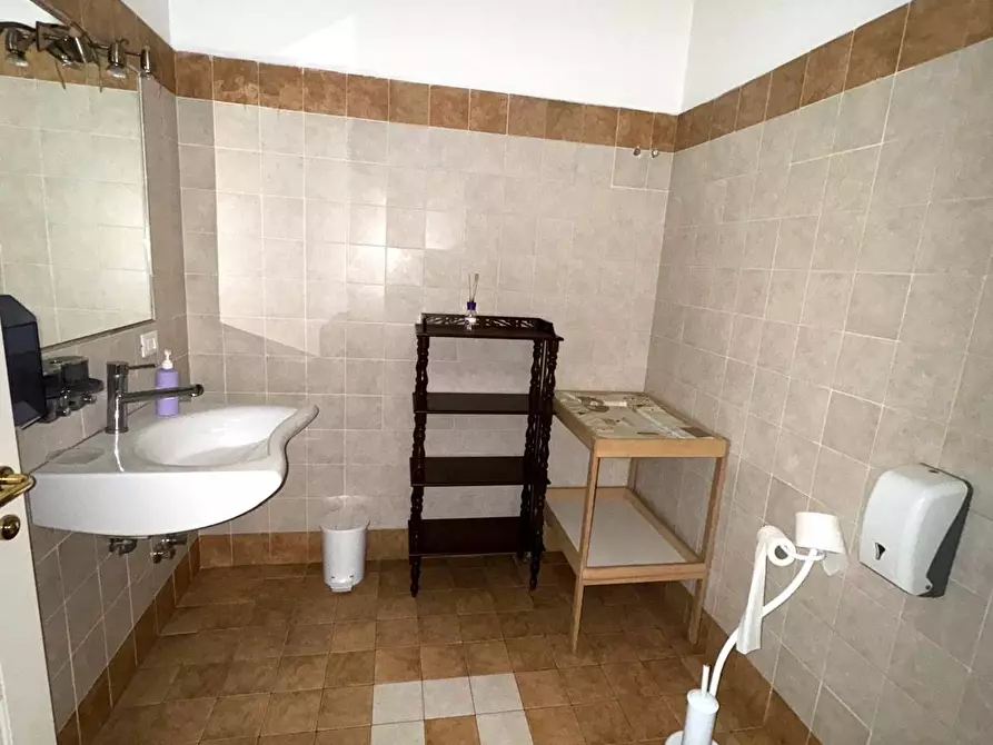 Immagine 15 di Locale commerciale in affitto  snc a Fermo