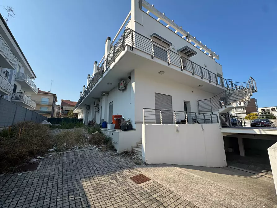 Immagine 9 di Locale commerciale in vendita  49 a Civitanova Marche