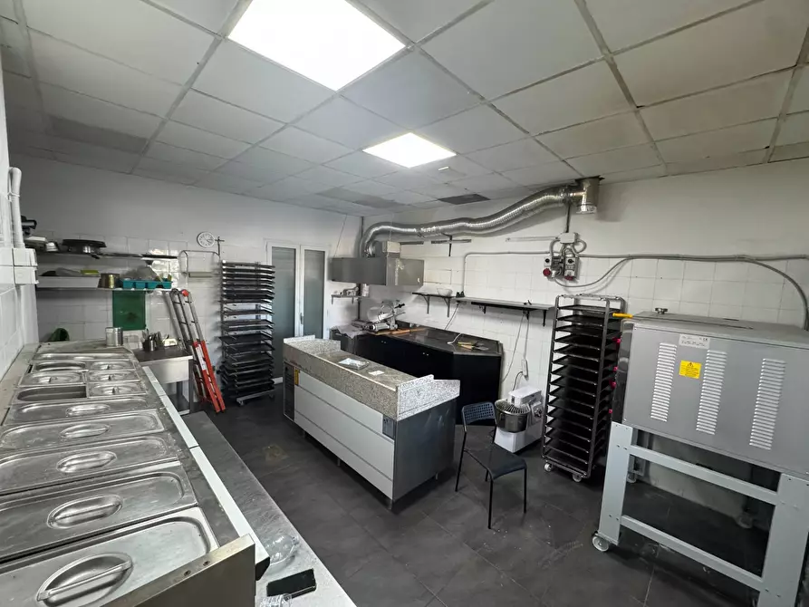 Immagine 5 di Locale commerciale in affitto  49 a Civitanova Marche