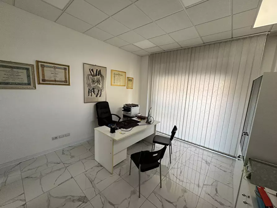 Immagine 2 di Locale commerciale in vendita  snc a Fermo