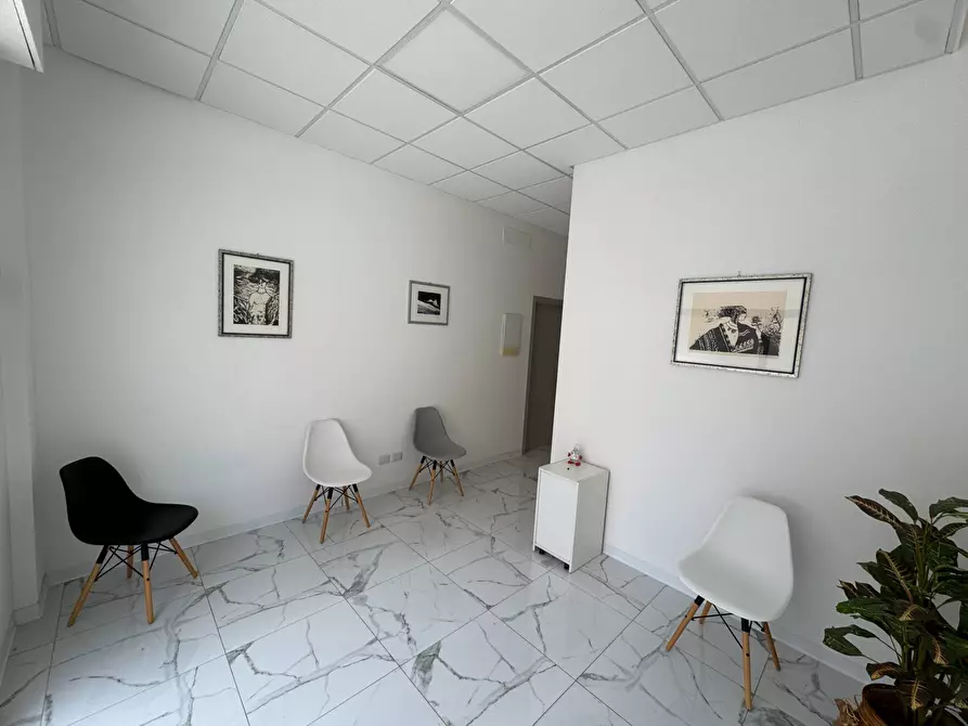 Immagine 3 di Locale commerciale in vendita  snc a Fermo