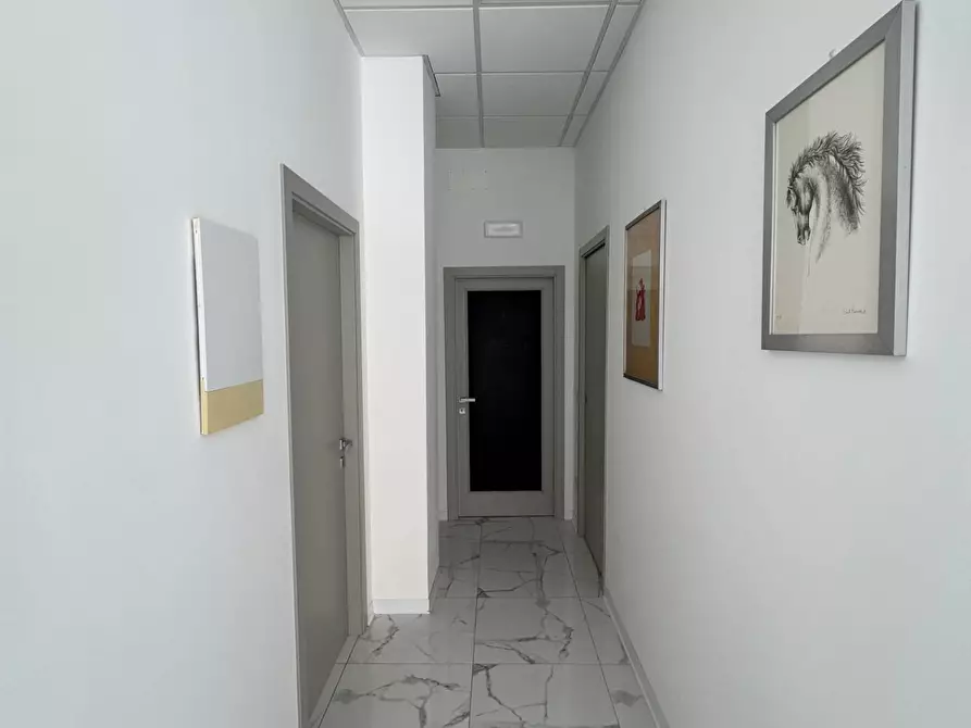 Immagine 6 di Locale commerciale in vendita  snc a Fermo