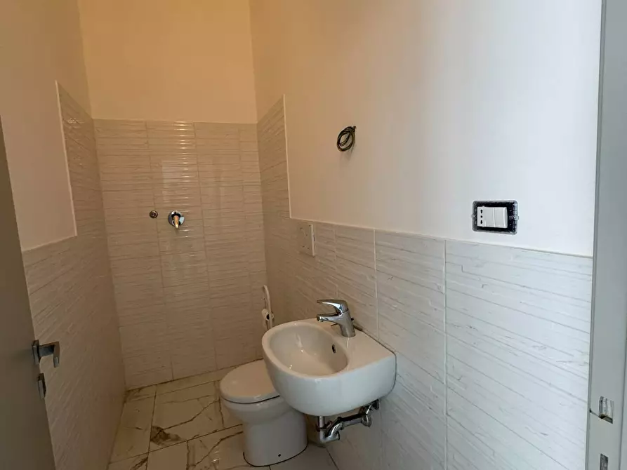 Immagine 5 di Locale commerciale in vendita  snc a Fermo