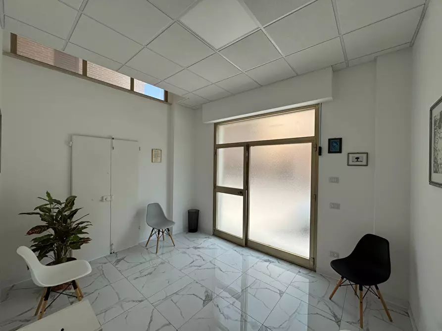 Immagine 7 di Locale commerciale in vendita  snc a Fermo