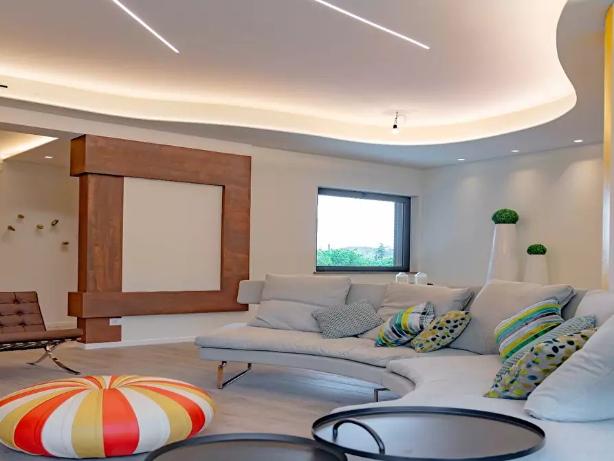 Immagine 6 di Villa in vendita  snc a Fermo