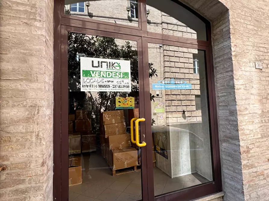 Immagine 2 di Locale commerciale in vendita  snc a Fermo