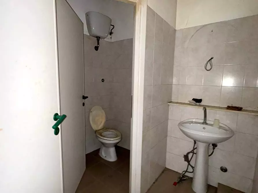 Immagine 5 di Locale commerciale in vendita  snc a Fermo