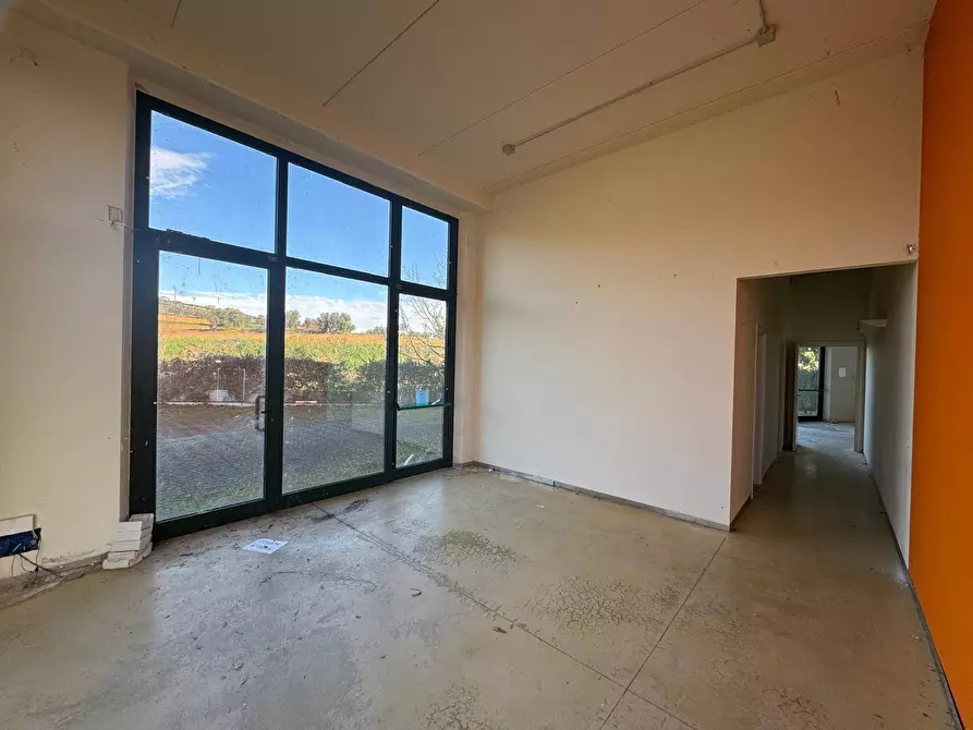 Immagine 5 di Locale commerciale in affitto  a Fermo