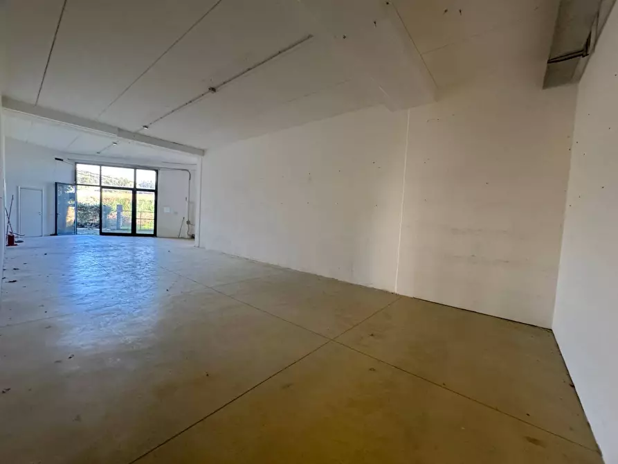 Immagine 6 di Locale commerciale in affitto  a Fermo