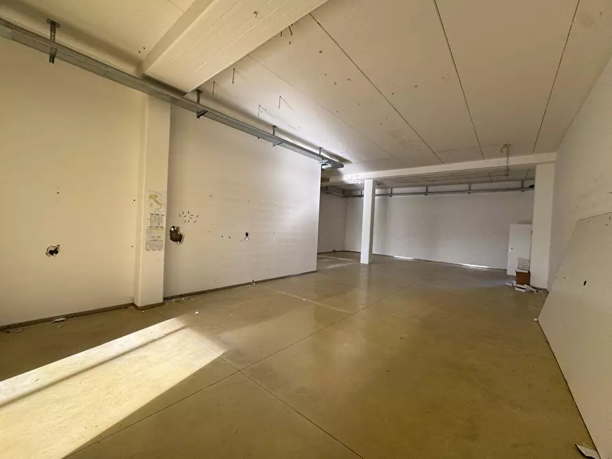 Immagine 8 di Locale commerciale in affitto  a Fermo