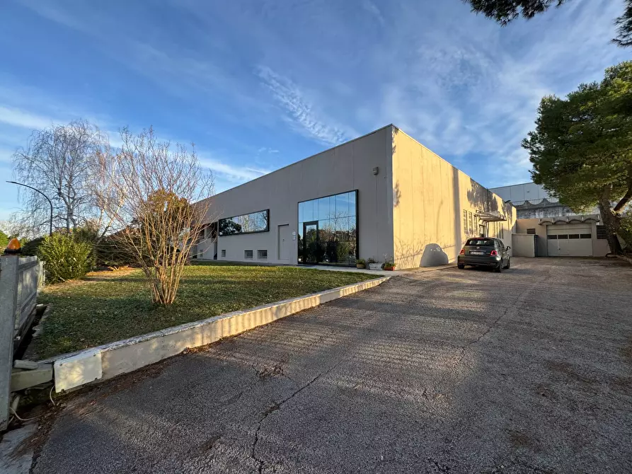Immagine 1 di Locale commerciale in vendita  in via Pò a Fermo
