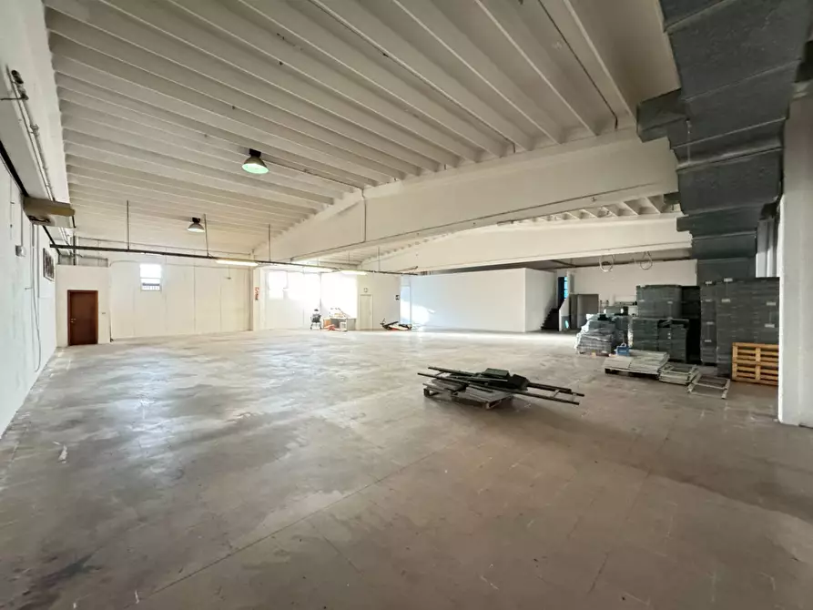 Immagine 15 di Locale commerciale in vendita  in via Pò a Fermo