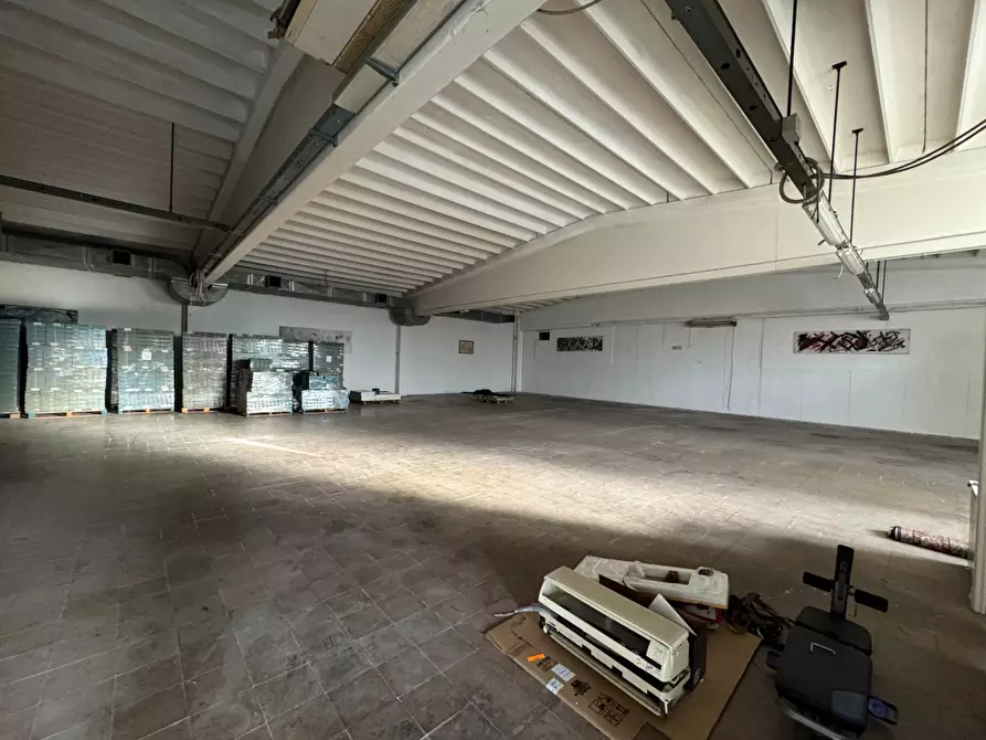 Immagine 16 di Locale commerciale in vendita  in via Pò a Fermo