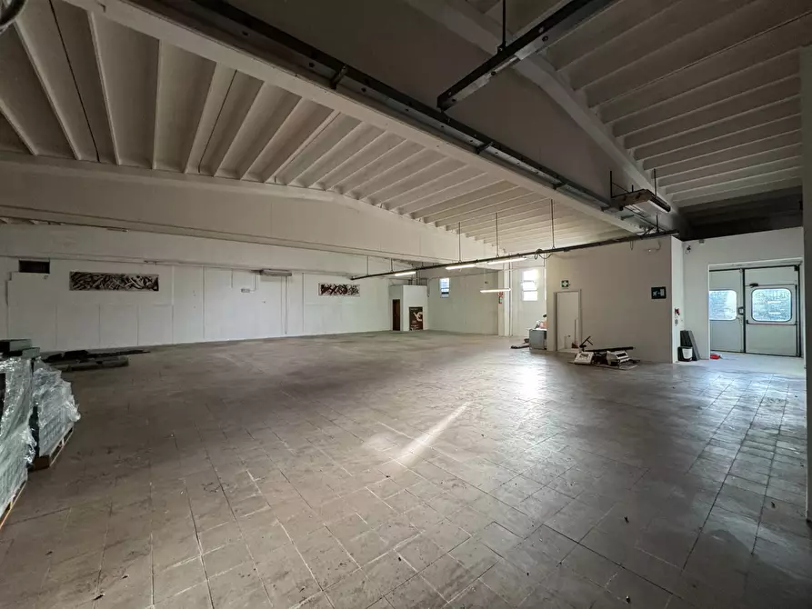 Immagine 17 di Locale commerciale in vendita  in via Pò a Fermo