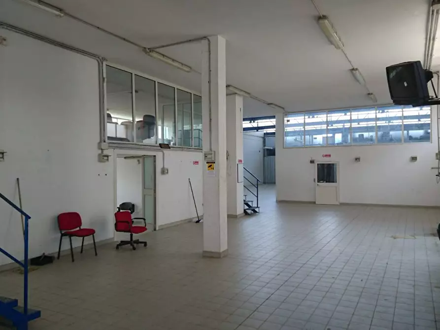 Immagine 1 di Locale commerciale in vendita  a Lapedona