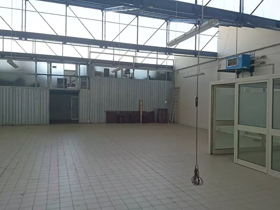 Immagine 2 di Locale commerciale in vendita  a Lapedona