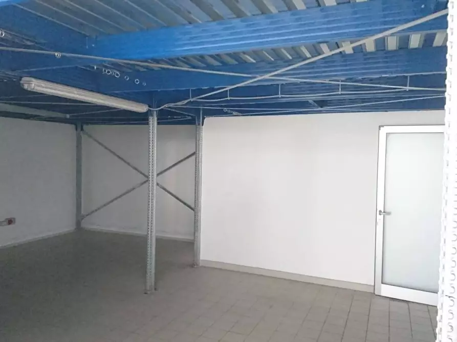 Immagine 5 di Locale commerciale in vendita  a Lapedona