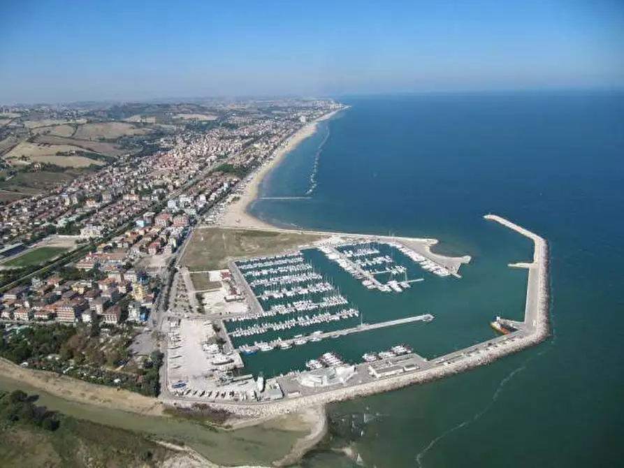 Immagine 2 di Locale commerciale in vendita  in Via D'Annunzio a Porto San Giorgio
