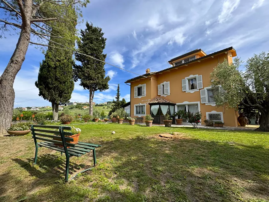 Immagine 1 di Villa in vendita  in Contrada Parete a Fermo