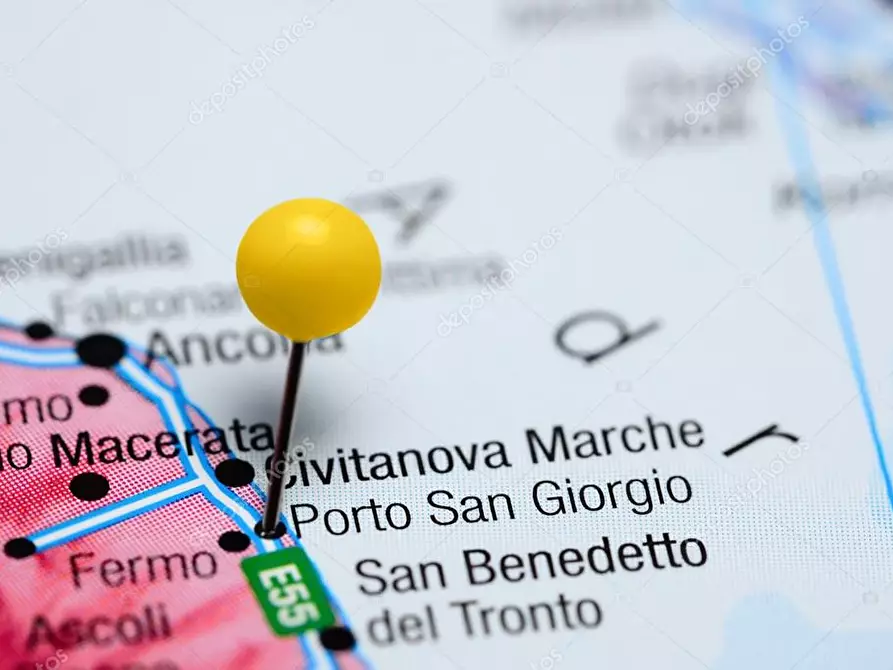 Immagine 4 di Locale commerciale in vendita  in Via D'Annunzio a Porto San Giorgio