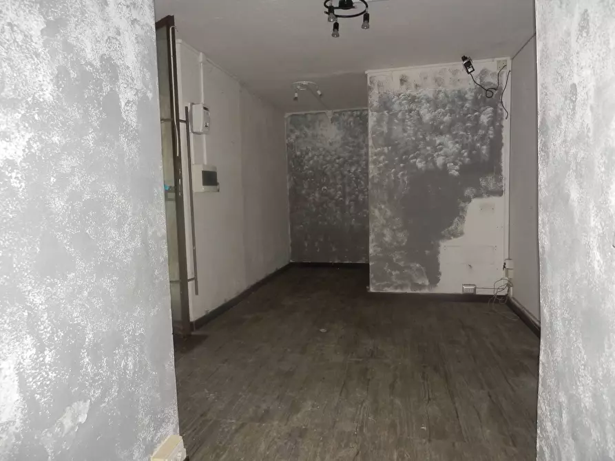 Immagine 5 di Negozio in vendita  in bia forni 8r a Savona