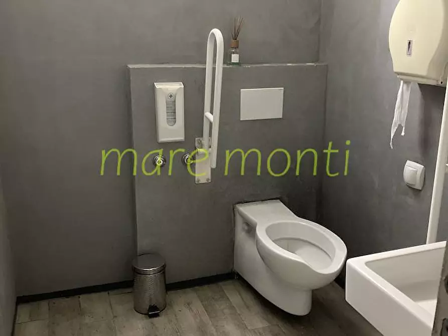 Immagine 10 di Negozio in affitto  in via sauro a Savona