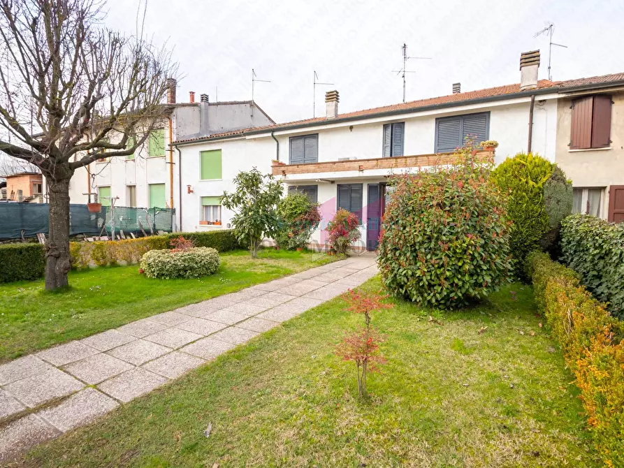 Immagine 1 di Casa semindipendente in vendita  in via Mazzini 902 a Bergantino